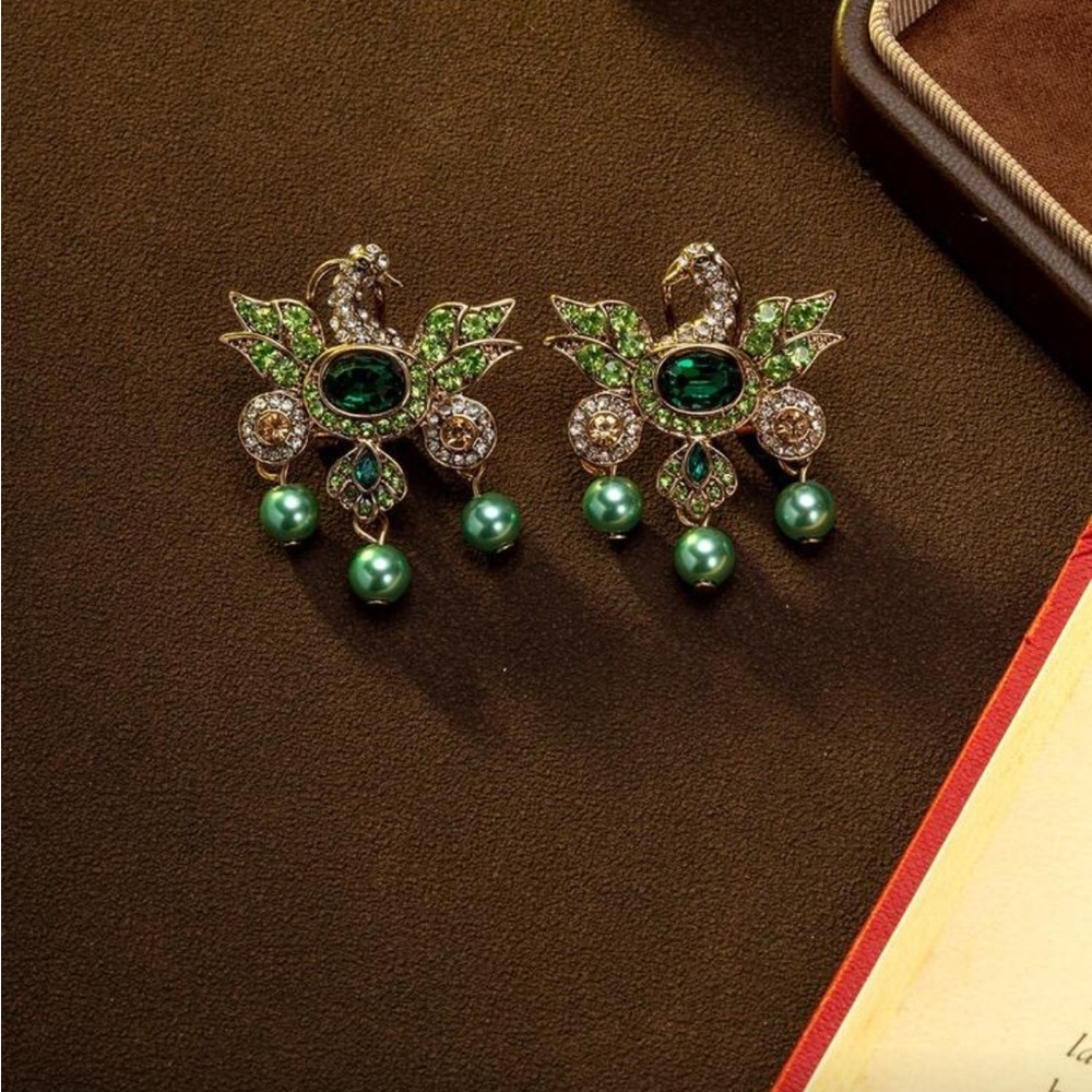 Elegant Green and Gold Peacock Necklace Set - Picture 4 of 5